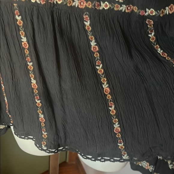 #28 American Eagle Boho Top Floral Embroidered Grey with Bell sleeves Sz M - Picture 4 of 13